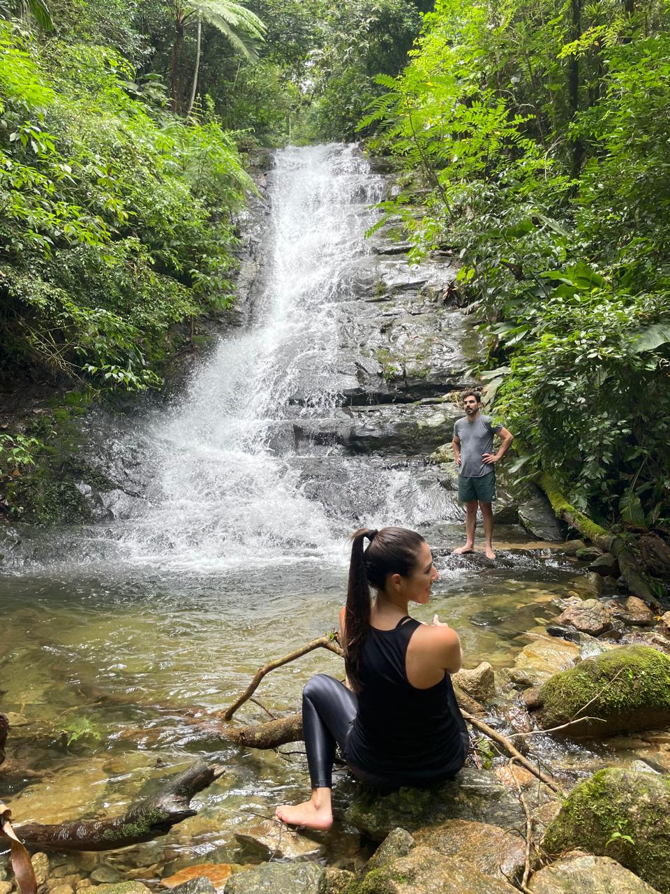 Casal observando cachoeira na floresta