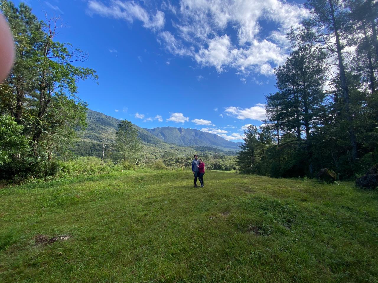 Casal abraçado com montanhas ao fundo